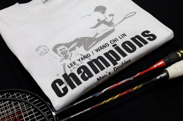 Yonex Taiwan Double Champion T-Shirt für Herren (Linyangs exklusives „Holy Whip“ Gedenk-Schwergewichts-T-Shirt) YOBT1013TR-011